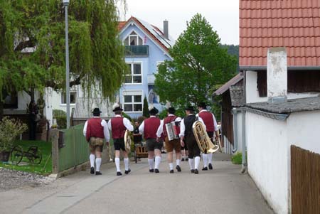 2010-05-01-16-00 Maibaum 002