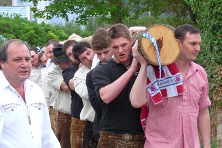 2010-05-01-16-30 Maibaum 020