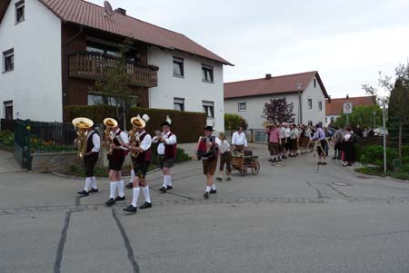 2010-05-01-16-38 Maibaum 032